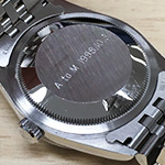 裏蓋にイニシャル・日付が彫られている