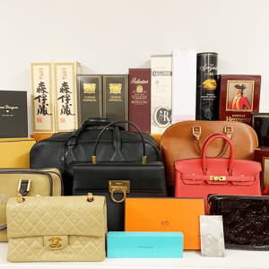 東京都世田谷区のお客様からバッグ・お酒など33点1,424,000円でお買取りしました。