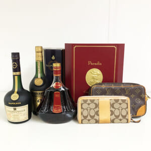 神奈川県横須賀市のお客様からバッグ・財布・酒21点95,000円でお買取りしました。