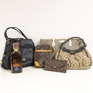東京都荒川区のお客様からバッグ・財布・酒34点84,100円でお買取りしました。