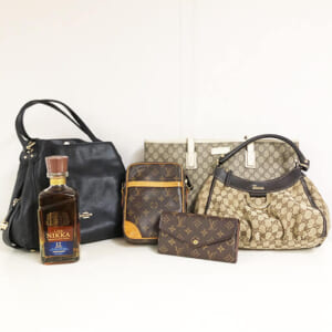 東京都荒川区のお客様からバッグ・財布・酒34点84,100円でお買取りしました。