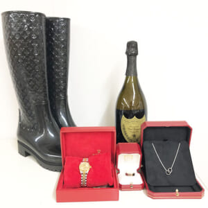 埼玉県坂戸市のお客様から腕時計・ジュエリー・酒・他9点700,000円でお買取りしました。