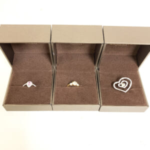 千葉県浦安市のお客様からジュエリー5点167,590円でお買取りしました。