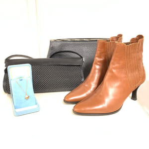 東京都港区のお客様からバッグ・靴・ジュエリー27点302,870円でお買取りしました。